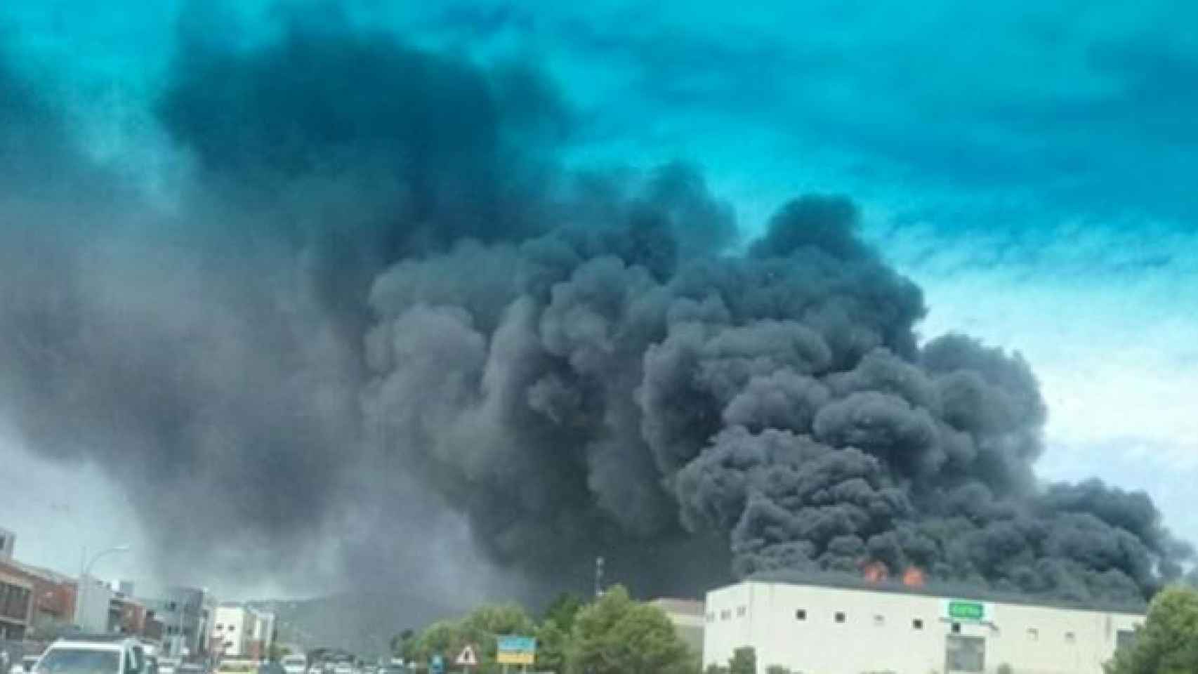 Imagen del incendio en la fábrica de Castellar del Vallés / CG