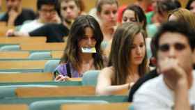 Una estudiante, con el DNI en la boca antes de un examen en la Universidad Pompeu Fabra de Barcelona / EFE