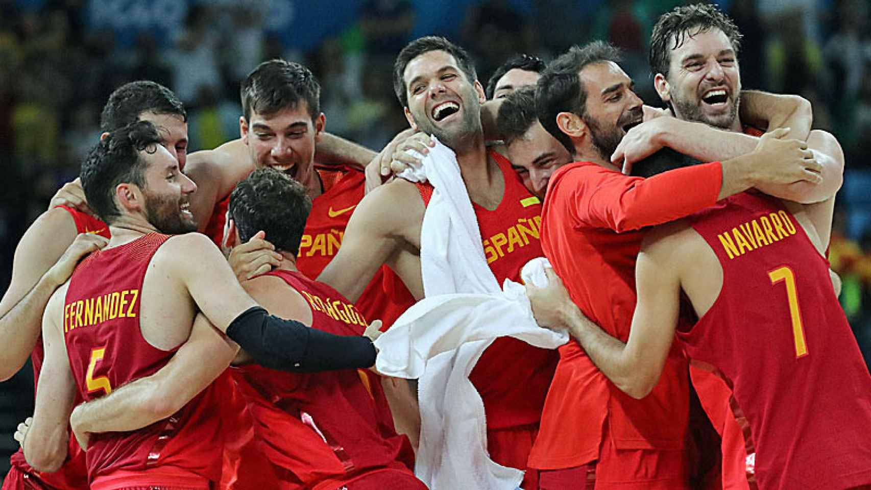 Los jugadores de la selección española de baloncesto celebran su victoria contra Australia en la lucha por la medalla de bronce en los Juegos Olímpicos de Río. - EFE