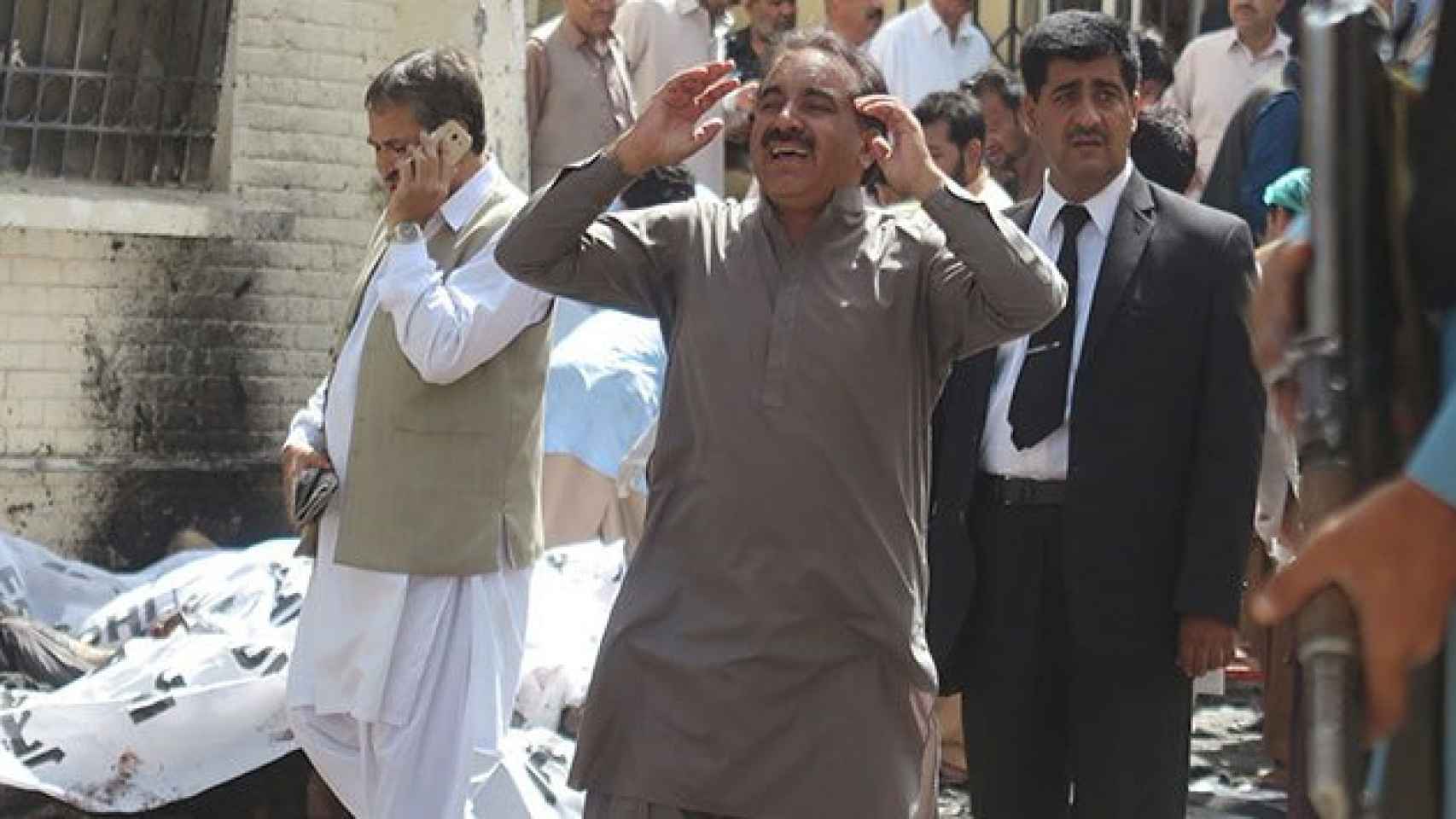 Un hombre llora tras el atentado en un hospital de Quetta, en Pakistán, este lunes 8 de agosto.
