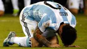 Leo Messi se lamenta tras fallar el penalti en la final de la Copa América Centenario.