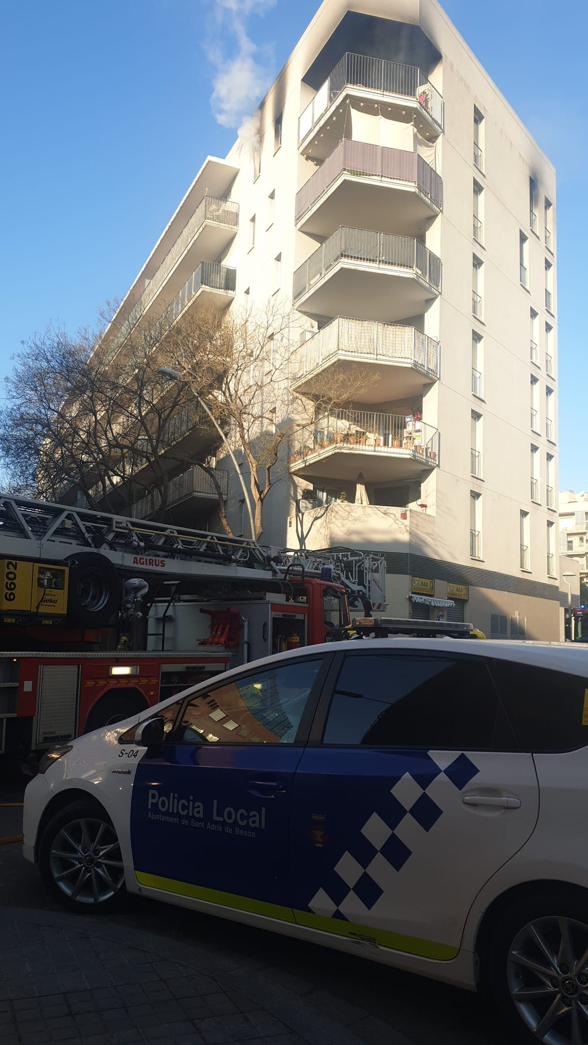 Incendio en un ático de Sant Adrià de Besòs / PROTECCIÓN CIVIL ADRIANENCA