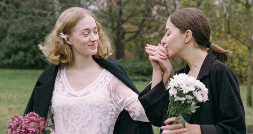 Dos mujeres celebran su boda / IVAN SANKOV - PEXELS
