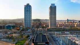 Imagen del Hotel Arts (i) y la Torre Mapfre, en el Frente Marítimo de Barcelona / CG