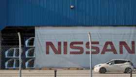 Un coche frente a la fábrica de Nissan de Barcelona / EFE