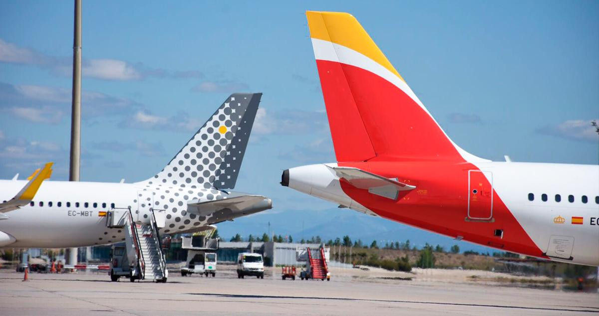 Imagen de dos aeronaves de Vueling e Iberia en pista. Puente Aéreo / EP