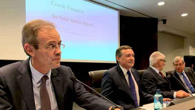 El primer ejecutivo de Agbar, Àngel Simón (c), es presentado por el presidente de Caixabank, Jordi Gual (i), antes del inicio de su conferencia / CG