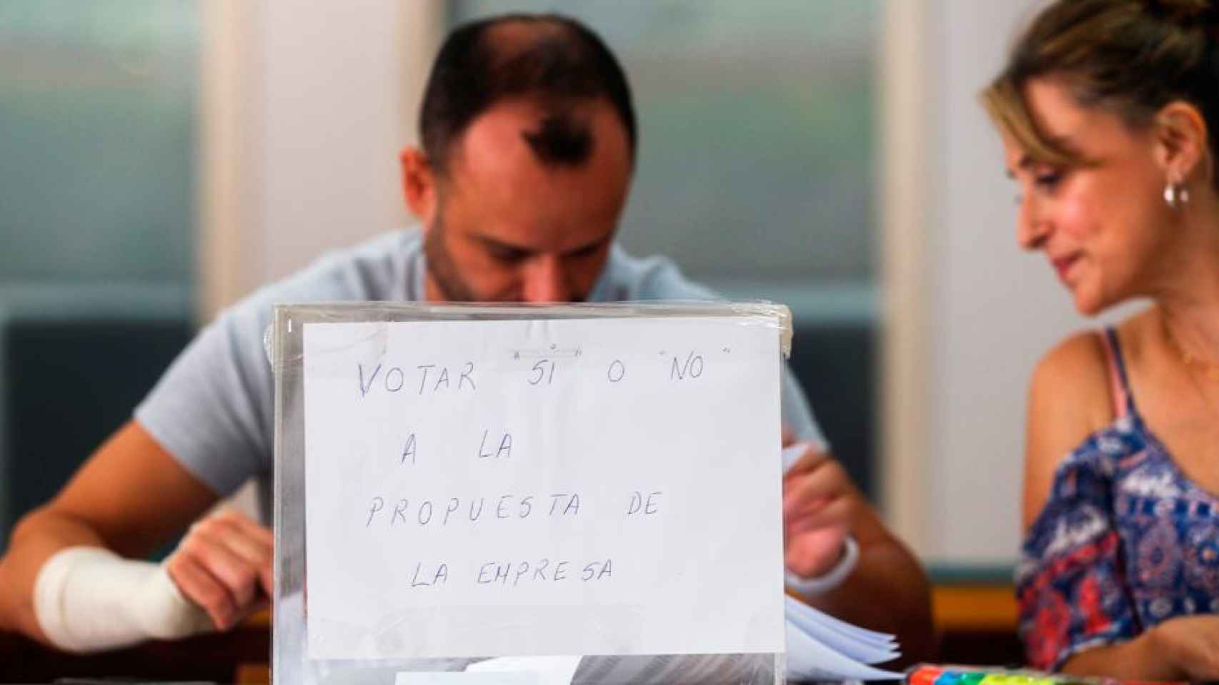 Imagen de la votación de los vigilantes de seguridad del aeropuerto de El Prat de Barcelona / EFE