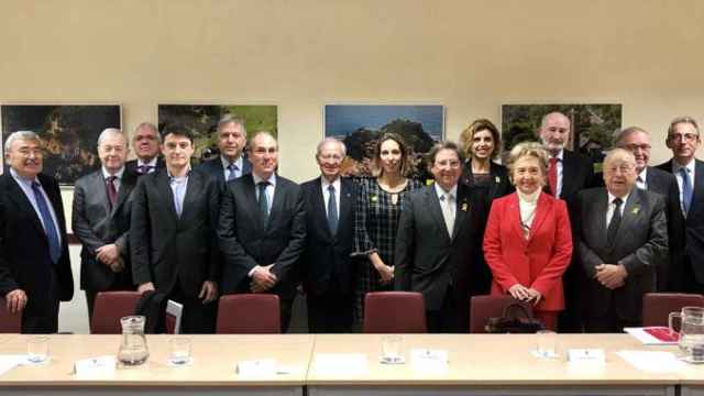La consejera de Empresa y Conocimiento, Àngels Chacón (c), junto a los 13 presidentes de las cámaras de comercio de Cataluña / GENCAT
