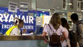 El mostrador de atención al cliente de Ryanair en un aeropuerto con carteles de vuelos cancelados / EFE
