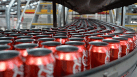 Latas de Coca-Cola, que serán más caras en Estados Unidos por los aranceles de Trump, en una imagen de archivo / CG