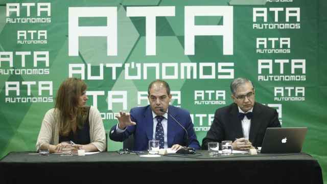 Celia Ferrero, vicepresidenta de ATA, Lorenzo Amor, presidente, y José Antonio Herce, experto en el sistema público de pensiones / EUROPA PRESS