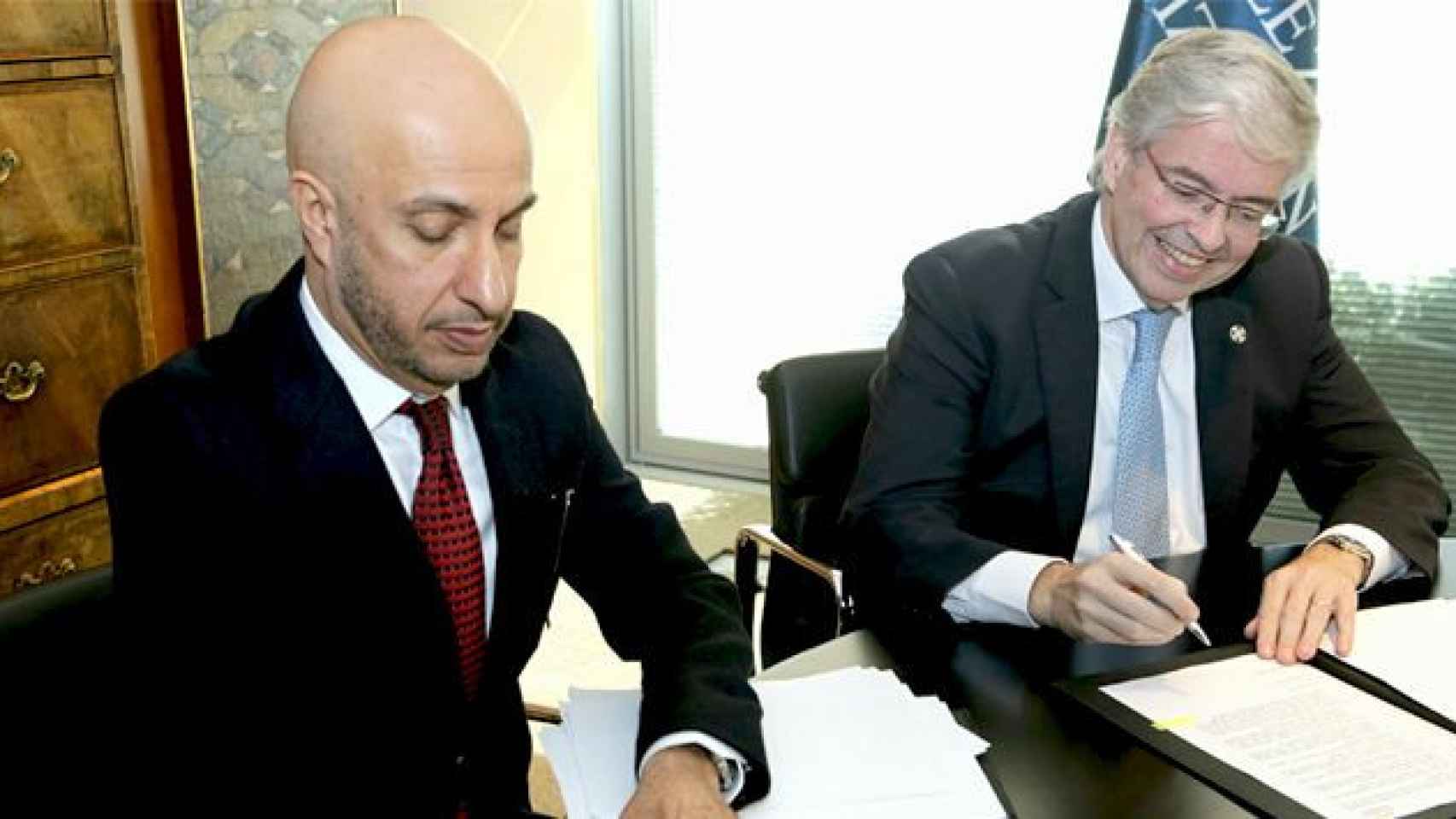 Jordi Cornet (d), delegado especial del Estado en el CZFB, firma con Mohammed Al Zarooni (i), el presidente del World FZO el pacto para organizar el encuentro mundial del sector en 2019 / CG