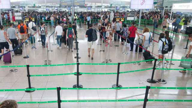 Colas semivacías en los controles de seguridad del aeropuerto de El Prat / EFE
