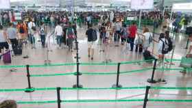 Colas semivacías en los controles de seguridad del aeropuerto de El Prat / EFE