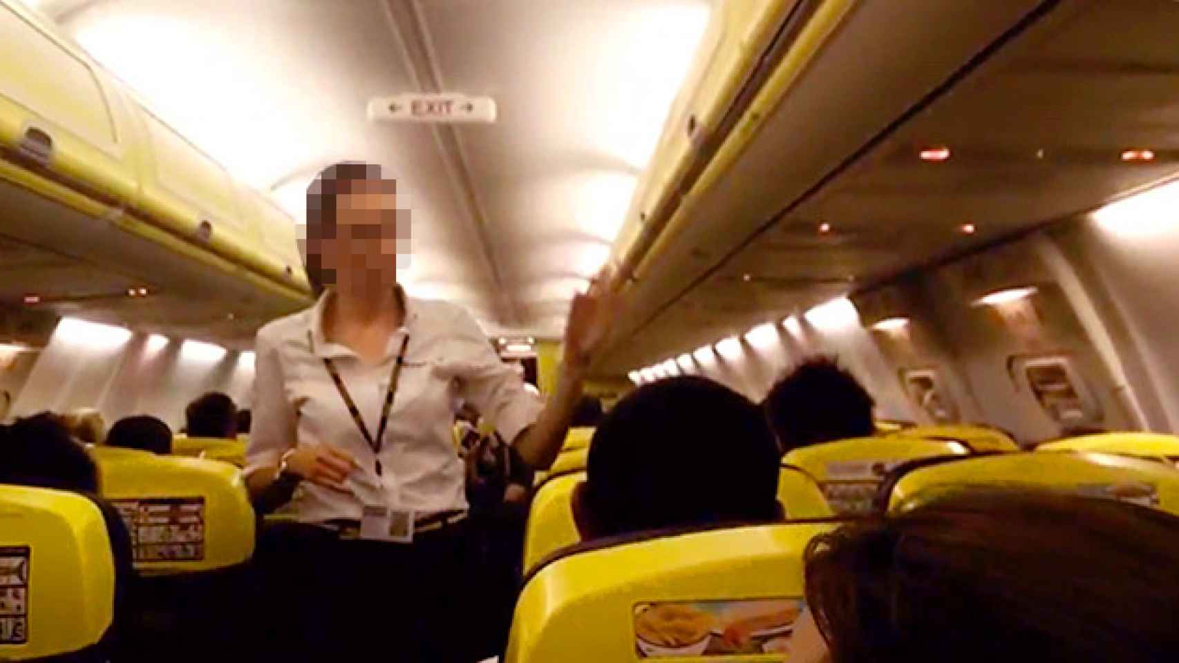 Una auxiliar cuenta pasajeros en el 'vuelo del infierno' de Ryanair, que superó los 50 grados / CG