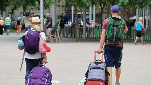 Dos turistas arrastran maletas por el centro de Barcelona / EFE