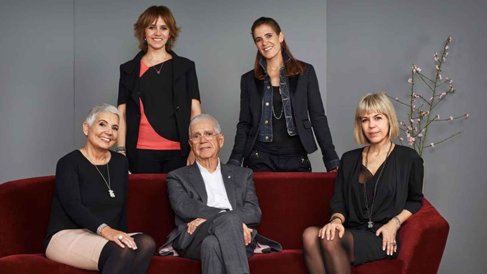 Rosa Oriol y su marido Salvador Tous (abajo izquierda) sentado junto a Alba Tous, la presidenta de la joyería. De pie, Rosa Tous, vicepresidenta corporativa, y Marta Tous, directora de diseño.
