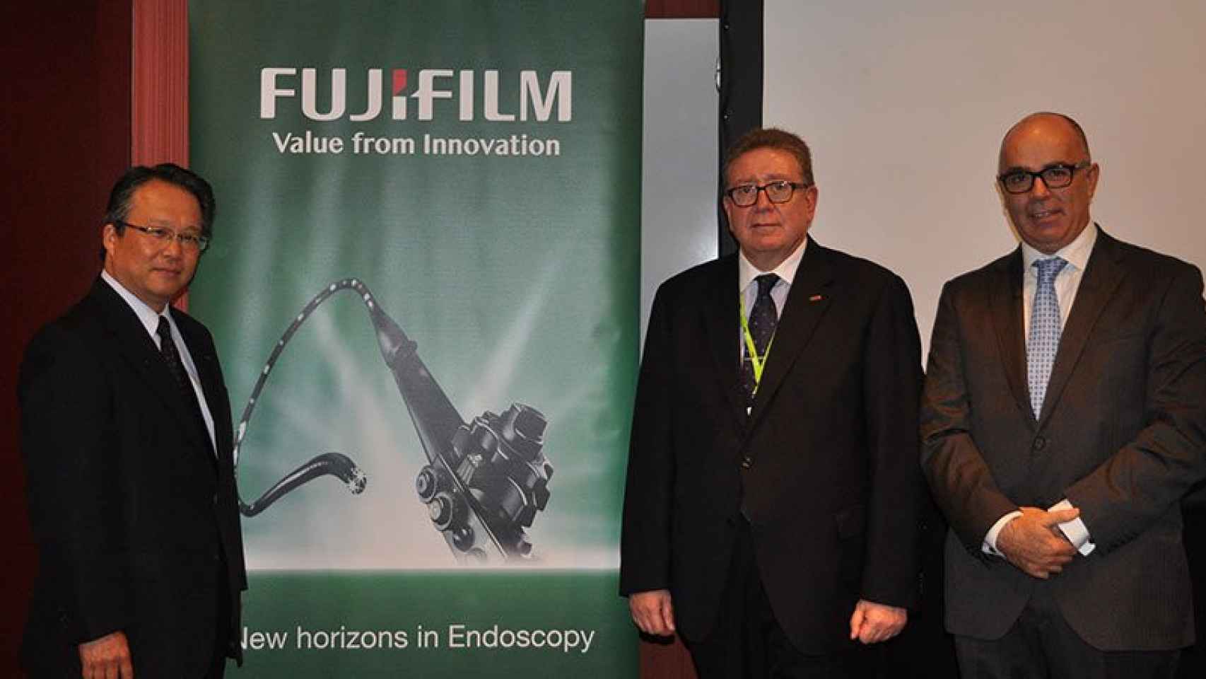Takaaki Kurose, presidente de Fujifilm Europa, Antonio Alcalá, director general de la empresa en la península ibérica, y Gustavo Caspueñas, director médico para Iberia.