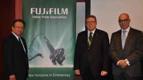 Takaaki Kurose, presidente de Fujifilm Europa, Antonio Alcalá, director general de la empresa en la península ibérica, y Gustavo Caspueñas, director médico para Iberia.