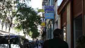 Centenares de carteles cuelgan de la ciudad de Madrid.