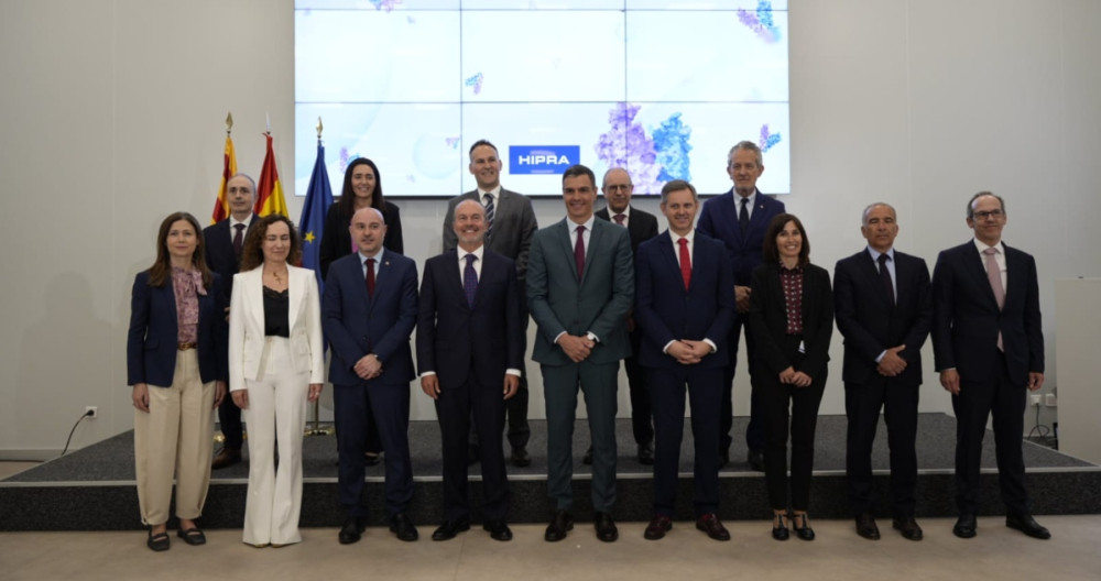 El presidente del Gobierno, Pedro Sánchez, visita la sede de Hipra en Amer (Girona) / Luis Miquel Añón