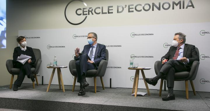 Isabel Martínez-Cosentino, Pablo Hernández de Cos y Xavier Vives, en el Círculo de Economía / CdE