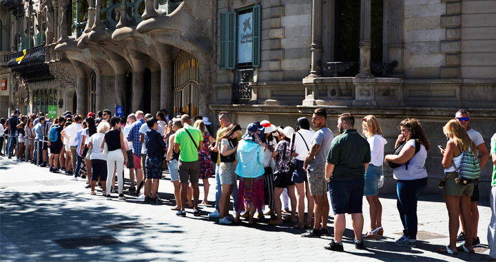 Turistas haciendo cola ante la Casa Batlló de Barcelona / EFE