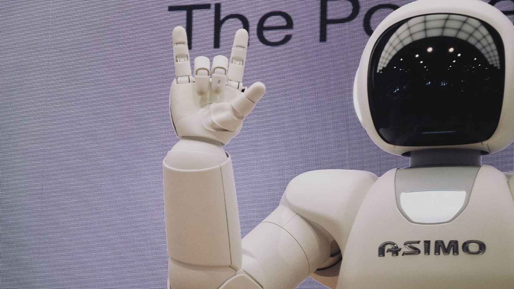 Robot, capaz de adquirir conciencia digital como en la serie Westworld, saludando / UNSPLASH