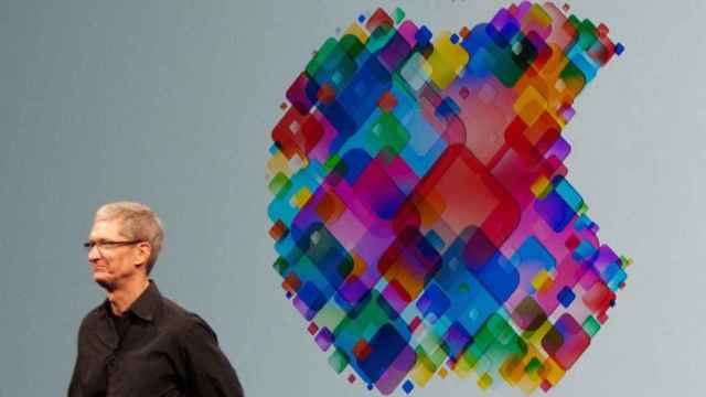 Tim Cook, consejero delegado de Apple, junto a un emblema de la compañía / WIKIPEDIA