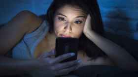 Una mujer consulta su móvil antes de dormir / EP
