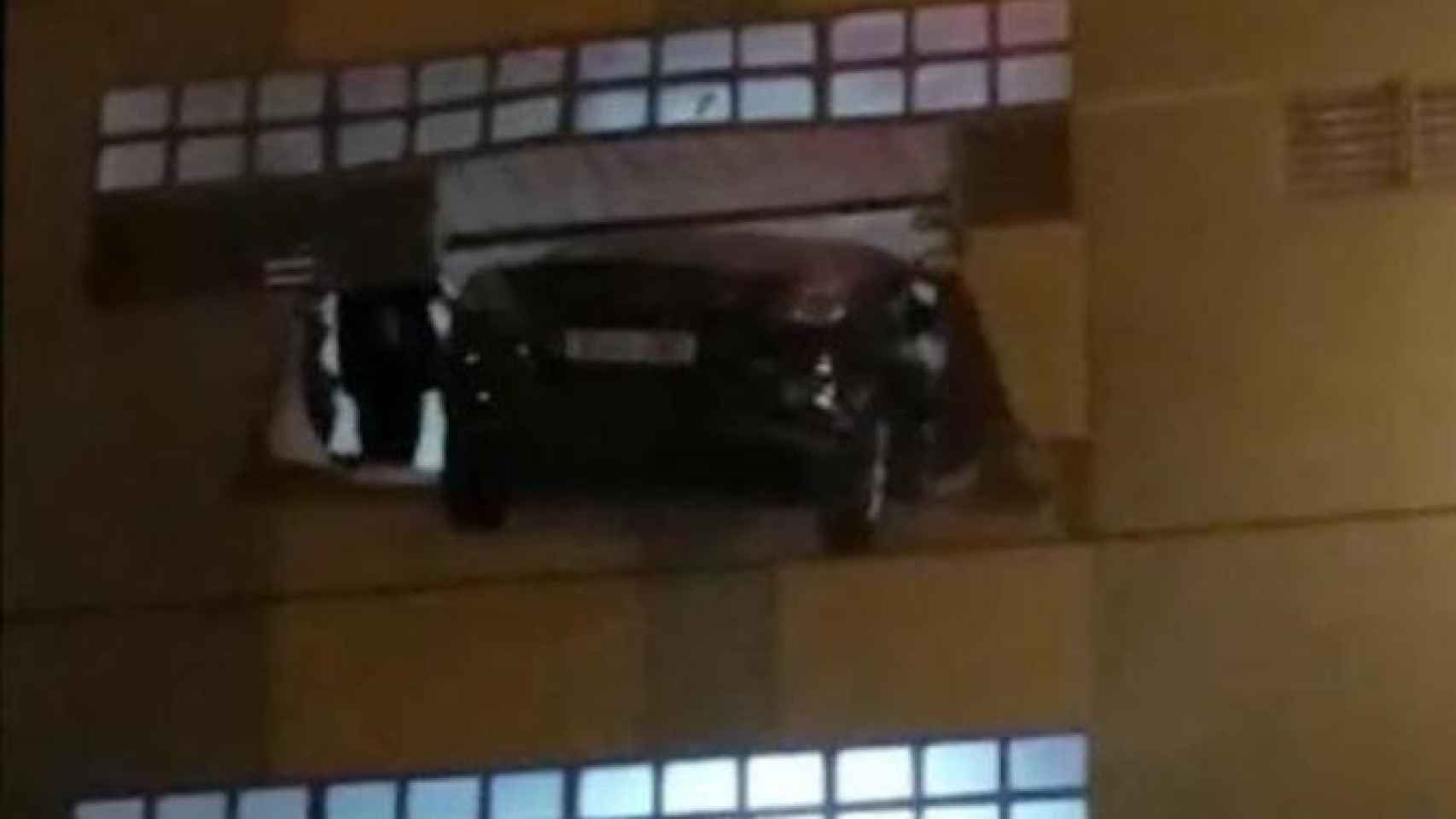 El coche quedo atrapado en la pared