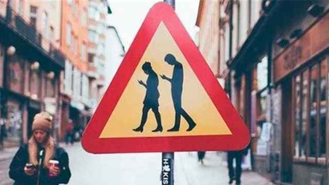 Una señal advierte del peligro de cruzar la calle mirando el móvil / Europa Press