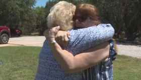 Donna Pavey y su hija Sharon Glidden se reencuentran tras 52 años separadas