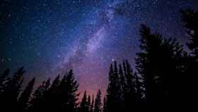 Imagen de las estrellas en plena noche en la naturaleza / Ryan Hutton en UNSPLASH