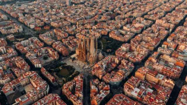 Imagen aérea de Barcelona, una de las ciudades mejor valoradas para teletrabajar / Logan Armstrong en UNSPLASH