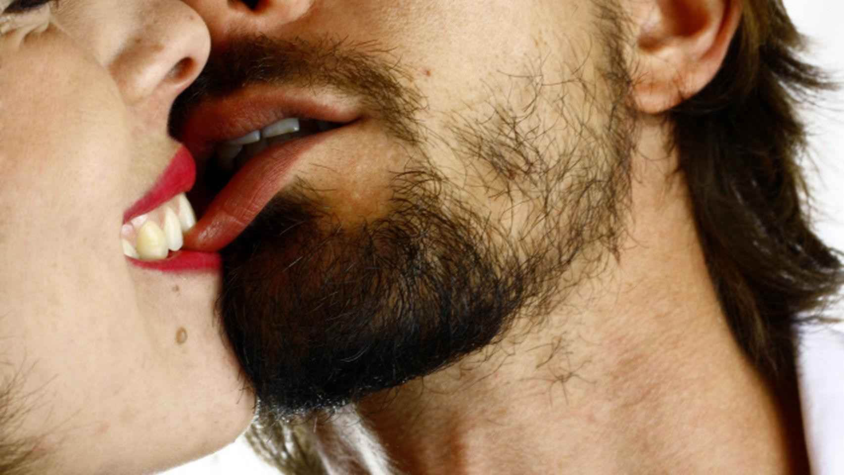 Un hombre y una mujer se besan los labios / EE