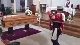 Un hombre baila en medio de un funeral / TWITTER