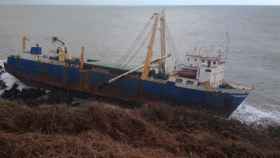 El barco fantasma 'MV Alta' varado en la costa irlandesa / TWITTER