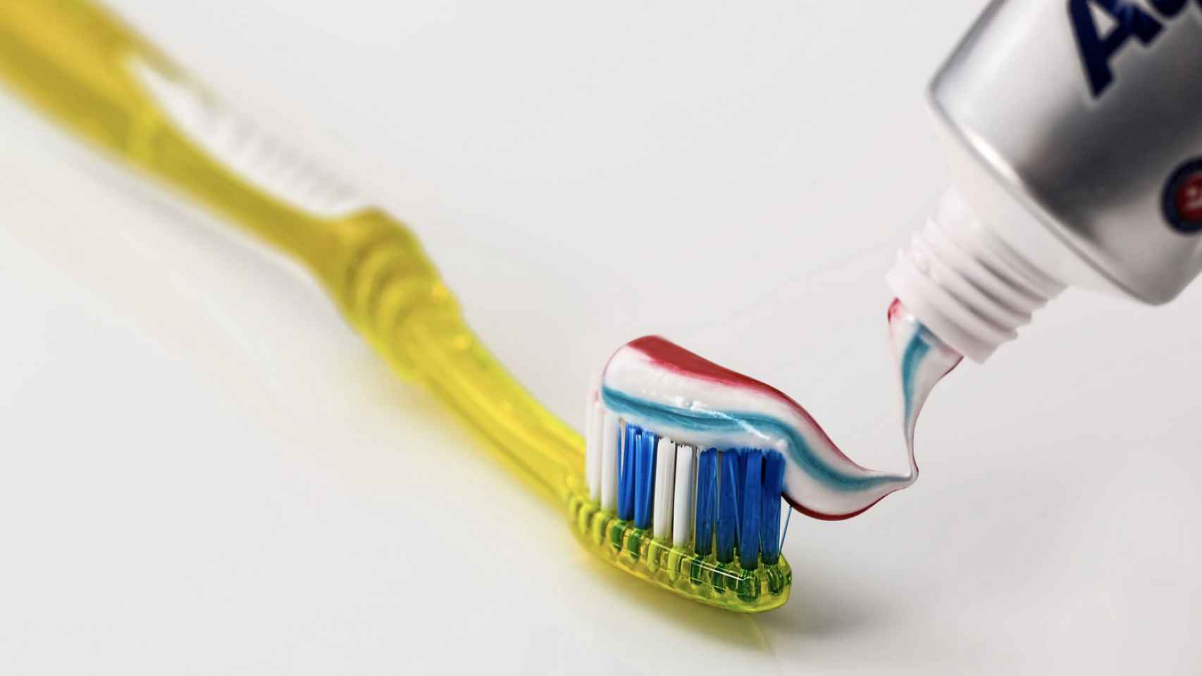 Un cepillo y pasta de dientes / PIXABAY