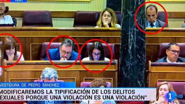 Los diputados usan sus teléfonos móviles en el Congreso / @Jagospierre