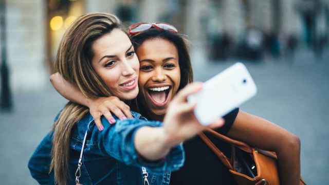 Una foto de archivo de dos chicas haciéndose 'selfies'