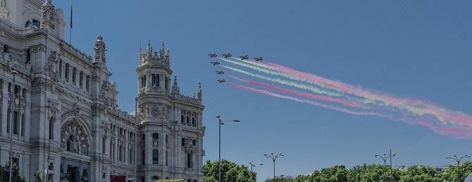 Aviones sobrevolando Madrid en el desfile de la Fiesta Nacional de España / Carabo Spain EN PIXABAY