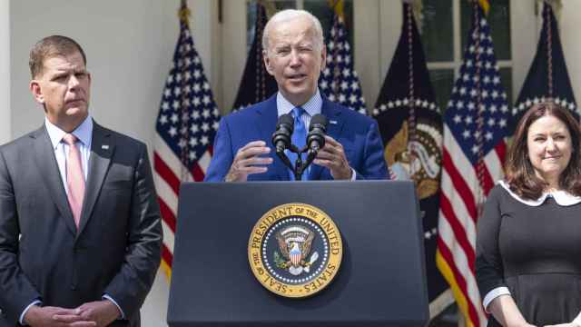 El Presidente de los Estados Unidos, Joe Biden (C), junto con el Secretario de Trabajo, Marty Walsh (izq), y la Directora de Made in America de la Oficina de Gestión y Presupuesto, Celeste Drake (der) / EFE