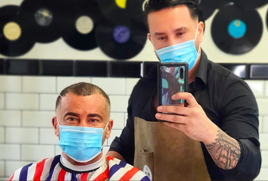 Jorge Javier cortándose el pelo en la peluquería de su amigo / INSTAGRAM