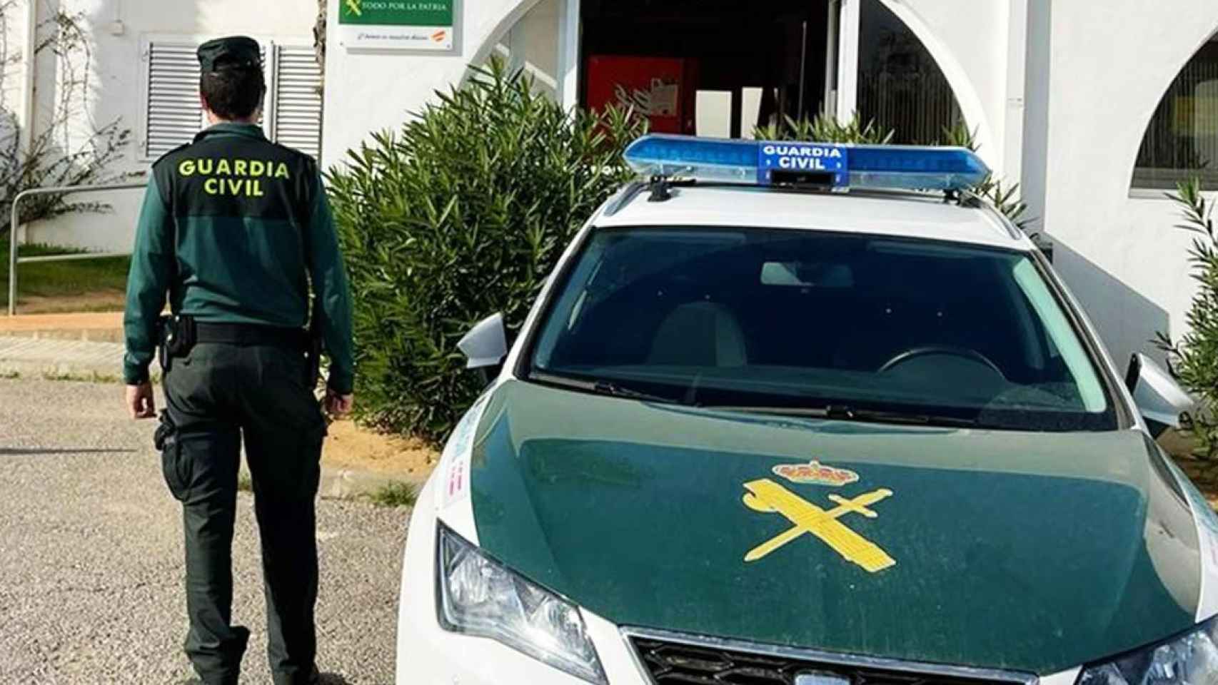 Un agente y un vehículo de la Guardia Civil, en Ibiza /EP