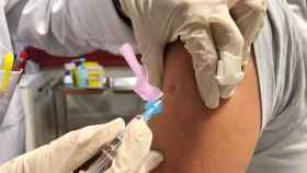 Una enfermera administra una vacuna / EP