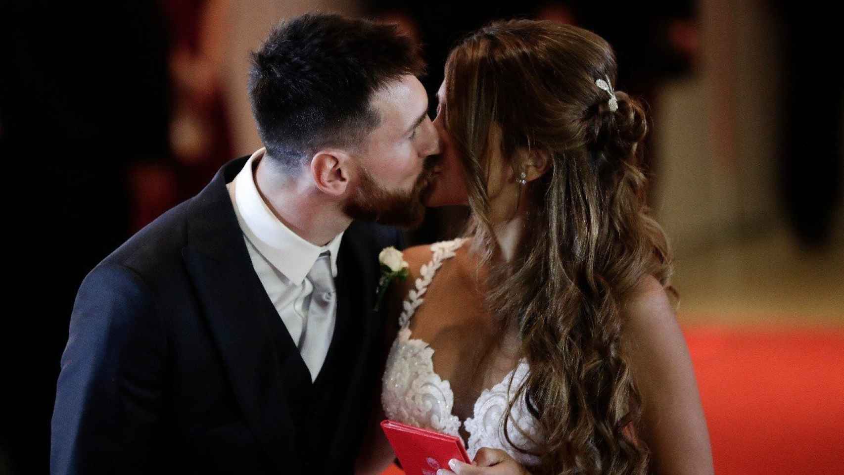 Messi besa a su mujer Antonella, en su boda | REDES