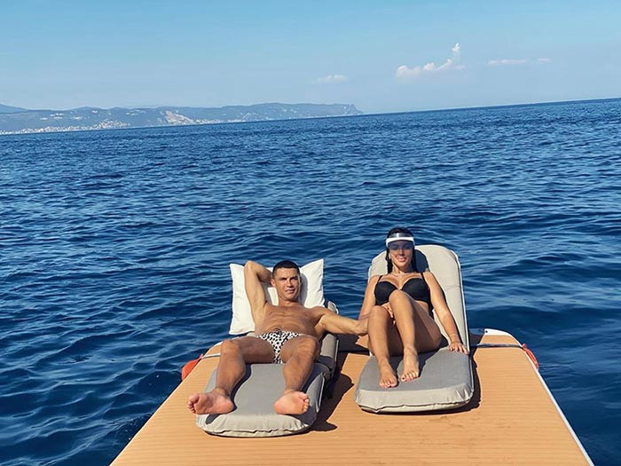 Cristiano Ronaldo y Georgina Rodríguez tomando el sol en el yate