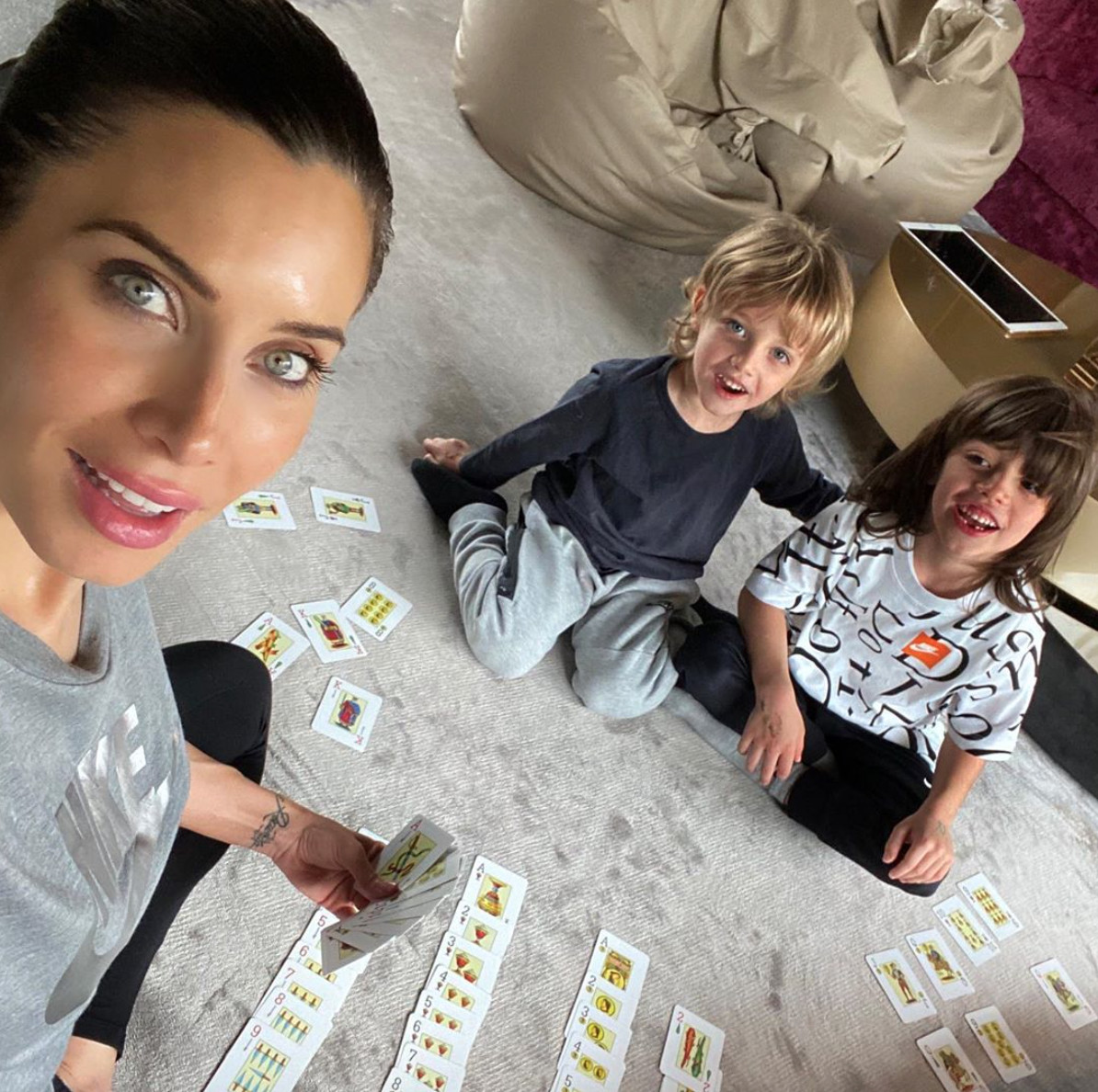 Pilar Rubio jugando a cartas con sus hijos